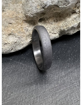 Alliance THYESTE en tantale pur 999/1000 de 4,5 mm, finition Pure Curve Moon sablée sombre picotée, fabriquée par l'Atelier du T