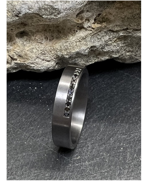 Alliance homme en tantale  pur et diamants noirs, collection Pure Flat  5 mn, ZETHOS,