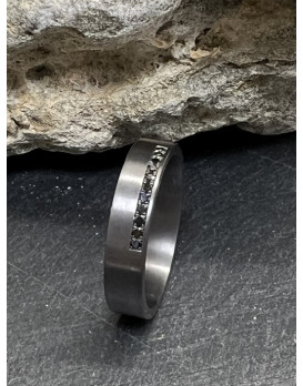 Alliance homme en tantale  pur et diamants noirs, collection Pure Flat  5 mn, ZETHOS,