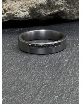 Alliance homme en tantale  pur et diamants noirs, collection Pure Flat  5 mn, ZETHOS,