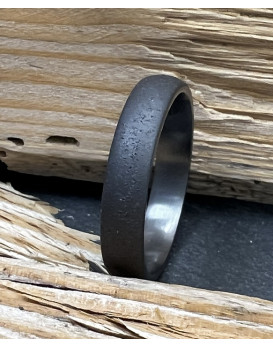 Alliance THYESTE en tantale pur 999/1000 de 4 mm avec finition Pure Curve Moon et surface sablée sombre picotée.