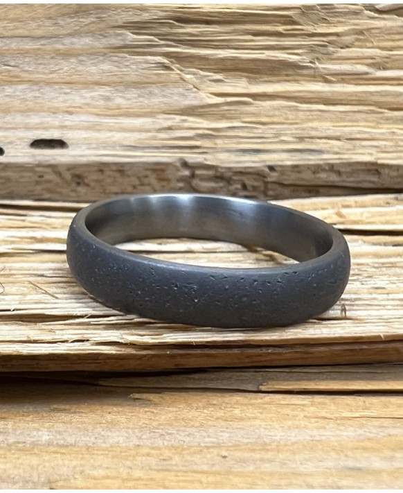 Alliance THYESTE en tantale pur 999/1000 de 4 mm avec finition Pure Curve Moon et surface sablée sombre picotée.