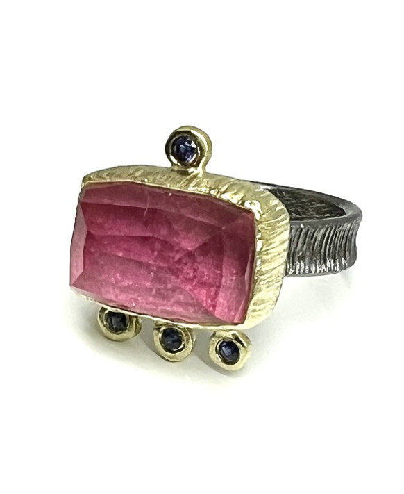 Bague argent noirci, or jaune 750/1000ème, tourmaline doublet et saphirs