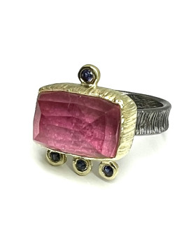 Bague argent noirci, or jaune 750/1000ème, tourmaline doublet et saphirs