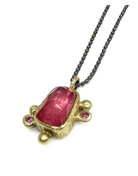 Collier argent noirci avec pendentif or jaune 750/1000ème, tourmaline doublet et tourmalines rose.