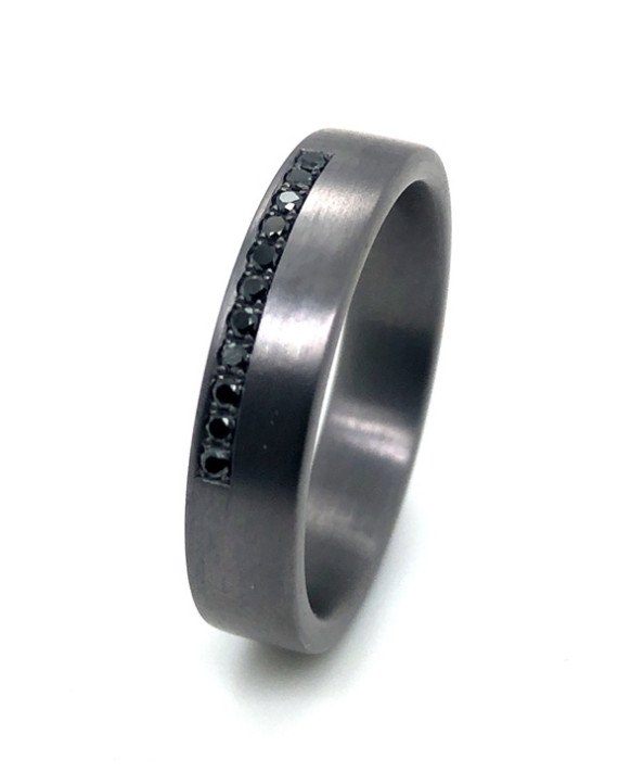 Alliance homme en tantale  pur et diamants noirs, collection Pure Flat  5 mn, ZETHOS,