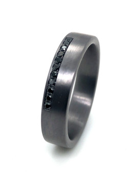 Alliance homme en tantale  pur et diamants noirs, collection Pure Flat  5 mn, ZETHOS,