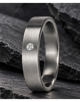 Alliance homme ARES en tantale pur 999/1000ème, profil plat Pure Flat, finition Gun brossée et diamant blanc G-VS de 0,033 carat