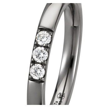 Alliance femme DANAÉ en tantale pur 999/1000ème, finition Shiny polie brillante, sertie de 3 diamants G-VS de 0,05 carat chacun.