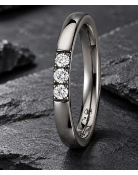 Alliance femme DANAÉ en tantale pur 999/1000ème, finition Shiny polie brillante, sertie de 3 diamants G-VS de 0,05 carat chacun.