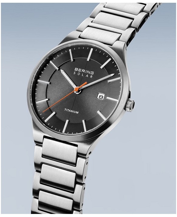 Montre titane homme solaire Bering 15239-779  Collection Slim Solar